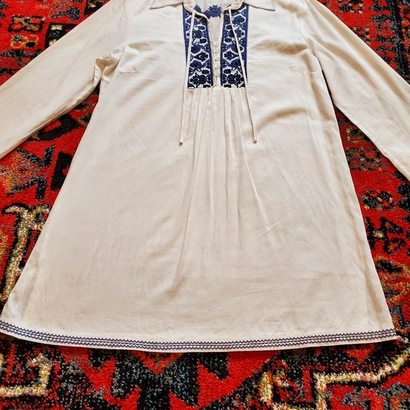 Selling Beautiful Women's Blue & White Long Sleeved Top with Floral Design - Picture 2 of 10